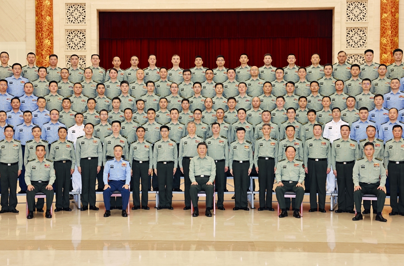 5月22日至24日，中共中央總書(shū)記、國(guó)家主席、中央軍委主席習(xí)近平在山東考察。這是23日上午，習(xí)近平在濟(jì)南親切接見(jiàn)駐濟(jì)南部隊(duì)上校以上領(lǐng)導(dǎo)干部，代表黨中央和中央軍委向駐濟(jì)南部隊(duì)全體官兵致以誠(chéng)摯問(wèn)候。