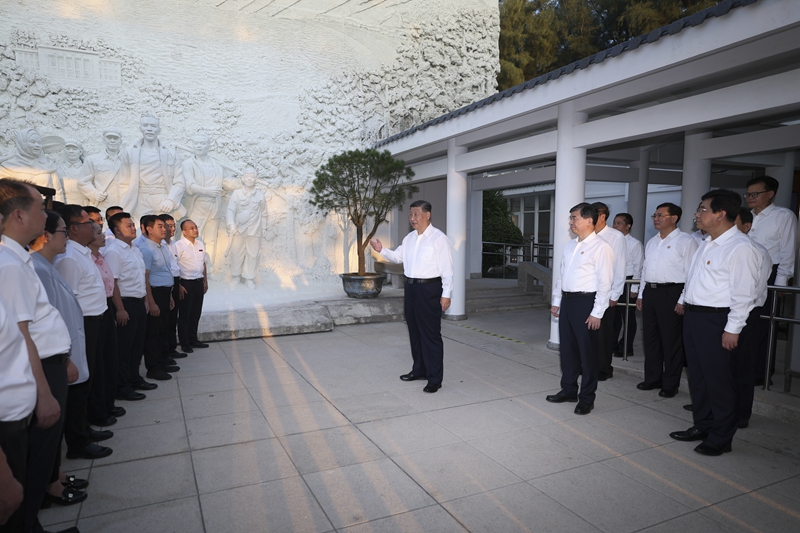 10月15日至16日，中共中央總書(shū)記、國(guó)家主席、中央軍委主席習(xí)近平在福建考察。這是15日下午，習(xí)近平在漳州市東山縣谷文昌紀(jì)念館考察時(shí)，同谷文昌干部學(xué)院教師、學(xué)員代表親切交流。